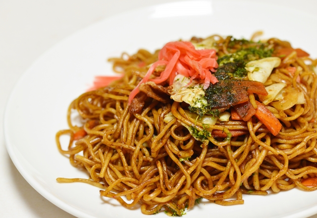 お皿に盛った焼きそばに 紅生姜をトッピング