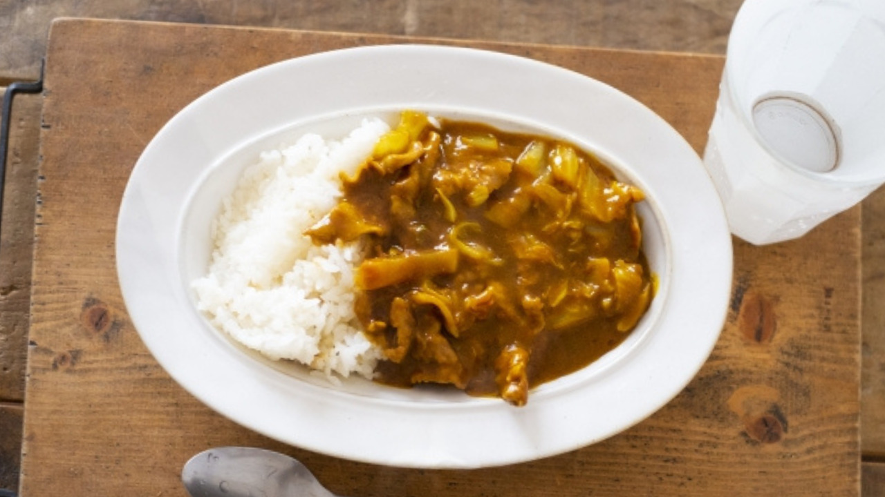 お皿に盛り付けたらカレーライスとコップ