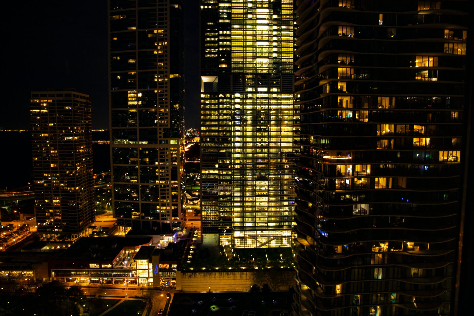 夜景のキレイな場所に立つ高級マンション