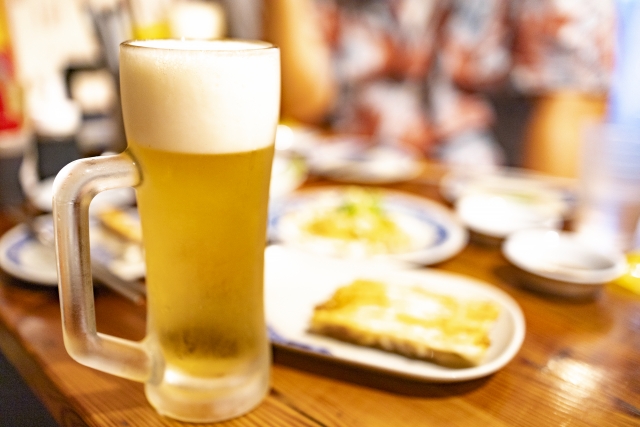 ビールと並べられた料理