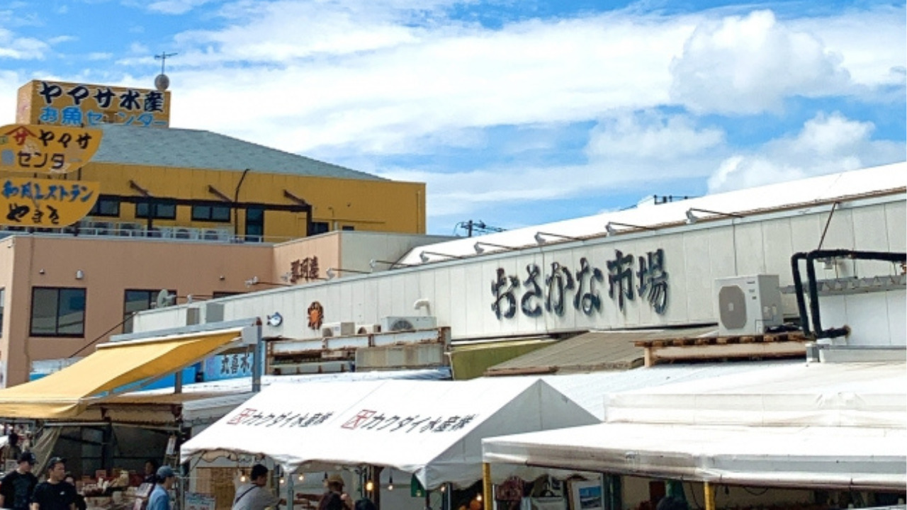 青い空と那珂湊おさかな市場の外観